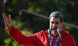 El presidente de Venezuela, Nicolás Maduro, habla durante una marcha para conmemorar el «Día de la Resistencia Indígena» en Caracas.