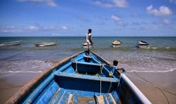 El pescador Rakesh Ramdass contempla el mar desde su barco en la playa de Cedros, en Cedros, Trinidad y Tobago. Foto tomada tras bombardeos estadounideneses en el Caribe cerca a la frontera con Venezuela