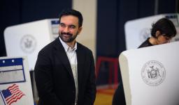 El candidato demócrata a la alcaldía, Zohran Mamdani, reacciona mientras su esposa, Rama Duwaji, vota en la Escuela de Artes Frank Sinatra. 