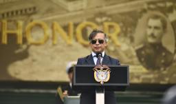 Presidente busca promover sistema de ascensos militares basado en meritocracia 