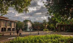 Con respaldo del Ranking U-Sapiens 2025-2, el primer mandatario señaló que la educación pública supera en calidad a la privada y anunció respaldo a la Universidad de Antioquia.