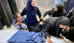 Familiares junto al cadáver del periodista Ahmed Mansur en el Complejo Médico Nasser, en Jan Yunis, al sur de la Franja de Gaza. Uno de los periodistas asesinados por Israel.