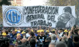 CGT de Argentina se moviliza contra reforma laboral de Milei