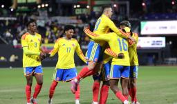 Davinson Sánchez, de Colombia, celebra con sus compañeros el tercer gol del equipo durante el partido amistoso internacional entre Colombia y Australia en el Citi Field em vísperas del Mundial 2026.