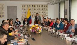 Gremios y centrales obreras discuten el salario mínimo de 2026.