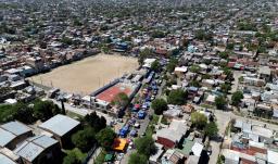 Vista aérea de un mercado callejero en Villa Fiorito, en las afueras de Buenos Aires, Argentina.