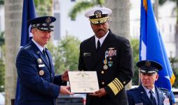 Jefe del Comando Sur de EE. UU. renuncia tras tensiones por las operaciones militares en el Caribe 