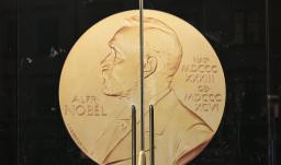 El sol brilla sobre la puerta de la Academia Sueca antes de la entrega del Premio Nobel de Literatura 2025 en la Academia Sueca de Estocolmo, Suecia.