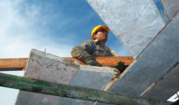 trabajador de la construcción, en altura