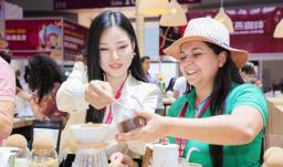 Café colombiano afianza presencia en feria HOTELEX Shenzhen 2025.