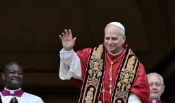 Papa León XIV estrena su primer 'Urbi et Orbi' con un llamado a la paz.