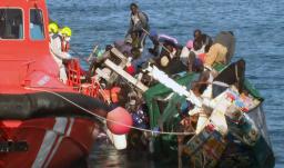 Esta imagen, tomada de un vídeo difundido por Televisión Canaria, muestra cómo una embarcación abarrotada de migrantes vuelca mientras sus ocupantes desembarcaban en el puerto de La Restinga, en la isla de El Hierro, Islas Canarias, España.