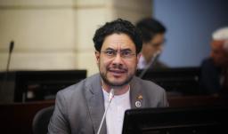 Iván Cepeda confirma que seguirá en consultas y exige certificación del CNE sobre naturaleza de la votación