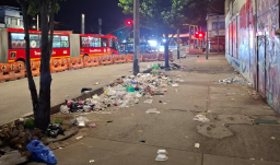 Avenida Caracas en Bogotá, con basura en el espacio público