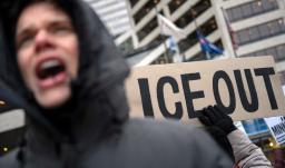 La agencia habría enviado cientos de citaciones a Google, Meta, Discord y Reddit para obtener datos de usuarios que publican y critican operativos migratorios del ICE.