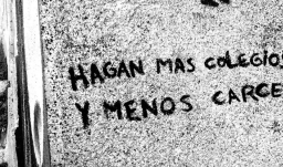 Grafitti que dice hagan más colegios y menos cárceles