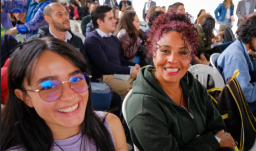 dos mujeres sonriendo a la cámara