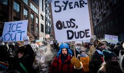 La gente sostiene carteles en referencia al niño de cinco años Liam Conejo Ramos, que fue detenido por agentes de inmigración, durante la protesta «ICE fuera de Minnesota: Día de la Verdad y la Libertad» en Minneapolis, Minnesota.