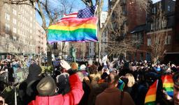 La bandera LGTBIQ+ volvió a Stonewall desafiando directriz de Trump