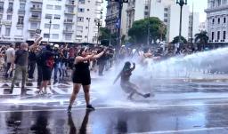Entre huelgas y represión violenta, Argentina avanza en la reforma laboral de Milei. Foto: Viory