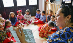 madre comunitaria con varios niños