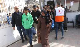 Un joven palestino con lesiones oculares y su madre, Randa Abu Mustafa, llegan al recinto del Hospital de la Media Luna Roja para ser evacuados de la Franja de Gaza a través del paso de Rafah con Egipto para recibir tratamiento en el extranjero, en Jan Yunis, en el sur de la Franja de Gaza, el 2 de febrero de 2026.