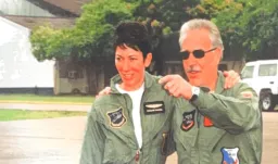 Según la información divulgada en ese paquete, Pastrana figura en registros de viajes y reuniones del periodo, junto con Sandy Berger —exasesor de seguridad nacional de Bill Clinton— y el abogado Alan Dershowitz. / Departamento de Estado.