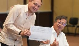 Petro firma solicitud de Asamblea Nacional Constituyente.  / Foto: MinTrabajo.