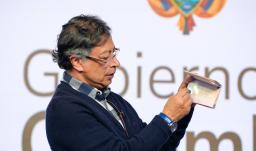 Presidente Petro presentó el nuevo pasaporte de Colombia.