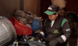 recicladora realizando su oficio