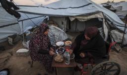 Más de cien camiones de ayuda humanitaria logran cruzar el paso de Rafah hacia Gaza sitiada