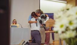 En un conmover acto de reconciliación, víctimas de falsos positivos perdonan al exmilitar que ordenó matar a su familiar