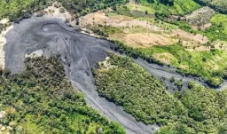vista del área de un volcán de lodo que había hecho erupción