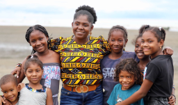 foto de la vicepresidente Francia Márquez rodeada de niños 