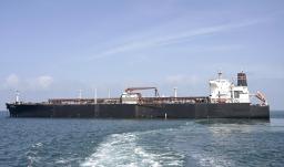 Washington autoriza la venta del petróleo iraní cargado en buques.