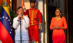 Pdte. Petro y Delcy Rodríguez firman acuerdos en Caracas.