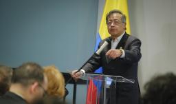 Presidente defiende su política antidrogas y cuestiona la de Duque