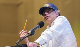 Petro ordena depurar lista de generales vinculados a mafias del oro.