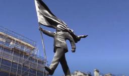 Banksy irrumpe en el corazón de Londres con una escultura que desafía el nacionalismo y el poder monárquico