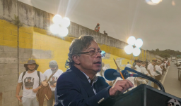 Presidente Gustavo Petro defiende el mural sobre falsos positivos en Antioquia, y calificó como “censura” las acciones del expresidente Álvaro Uribe 