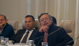 Presidente Gustavo Petro propone reforma tributaria y baja de intereses para frenar la crisis fiscal en Colombia