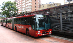 bus de transmilenio en estación del sistema