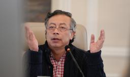 Sus bancadas pusieron en peligro la economía nacional: Petro a Uribe