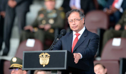 foto del presidente Gustavo Petro en atril