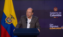 imagen en un atril, del Ministro de Hacienda y Crédito Público, Germán Ávila