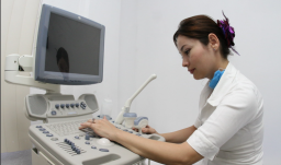 persona del sector salud operando una máquina de ecografías