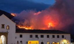 ¡Alarma en Villa de Leyva! Voraz incendio fuera de control amenaza el cerro San Marcos