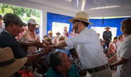 El presidente Abelardo de la Espriella destina su primer salario a dos hogares que cuidan a personas mayores