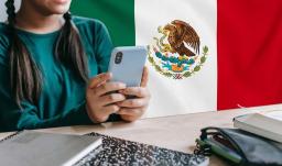 México apaga los celulares en las escuelas con una histórica medida que arranca en noviembre