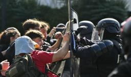 Protestas en Francia: autoridades niegan que la policía tenga órdenes de enfrentarse a estudiantes.